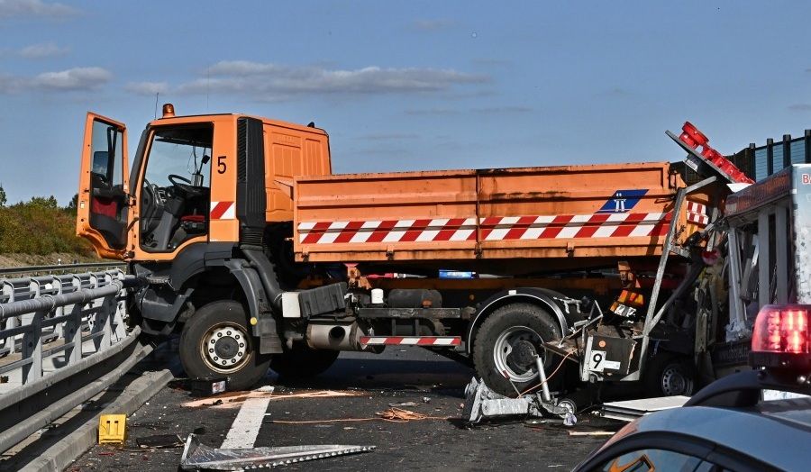 Havárie na D5, dodávka narazila do světelné šipky, zasahoval vrtulník