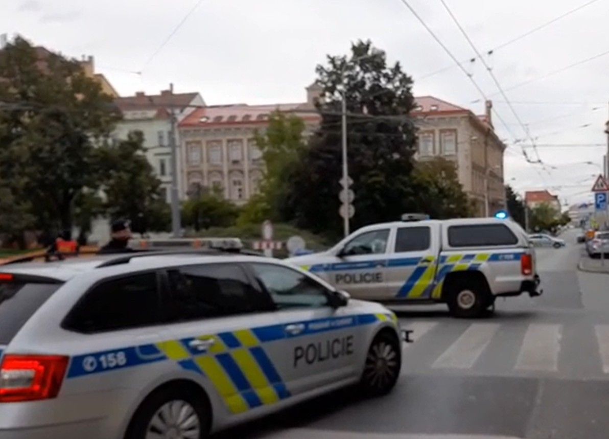 Husovo náměstí v Plzni uzavřeno kvůli podezření nálezu bomby