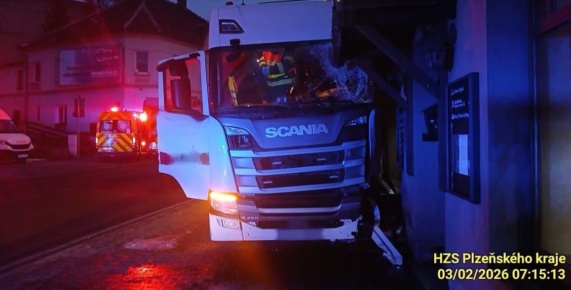 Kamion ve Stodě sjel do protisměru a narazil do domu