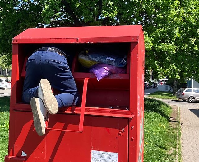 Konec kontejnerů na textil. Lákaly vandalismus, Plzeň chce zastavit nepořádek