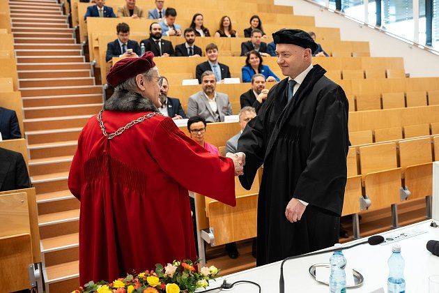 Milan Štengl byl inaugurován děkanem Lékařské fakulty UK v Plzni