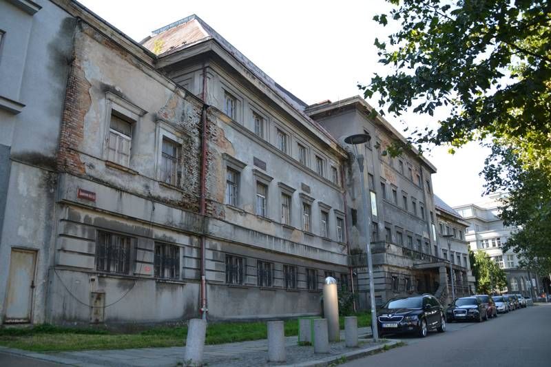 Miliardová Akce Lázně pod drobnohledem. Chybí povolení, cena roste a zakázky budí otázky