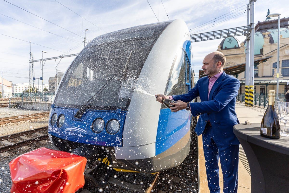 obrázek: Na trati z Plzně do Domažlic skončí od prosince České dráhy. Arriva ukázala své Stadlery
