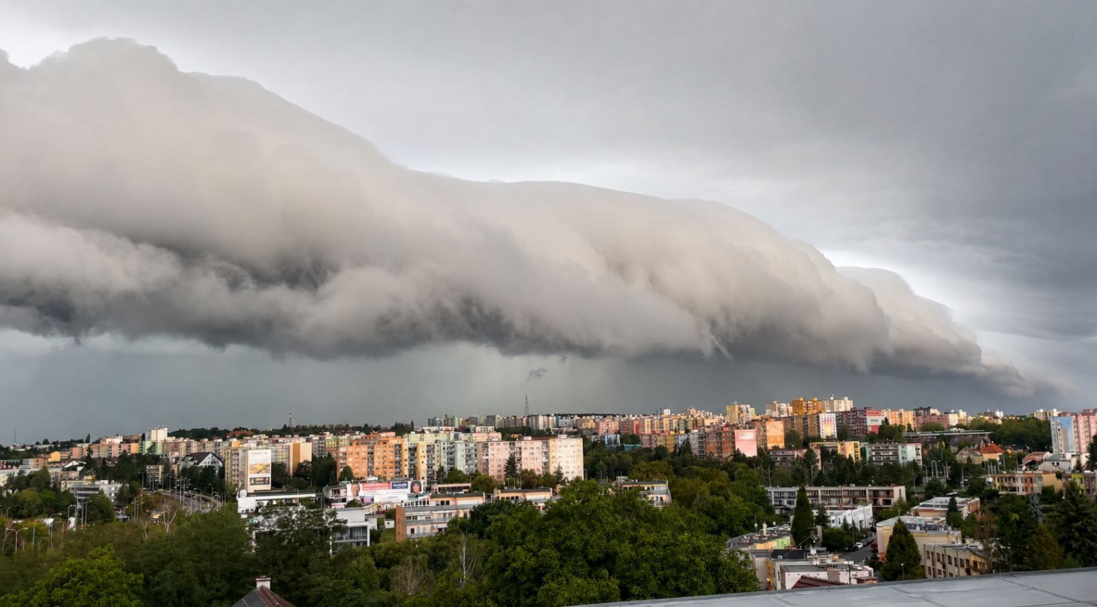 Nad Plzní se tyčila oblačná hradba. Ranní shelf cloud nabídl mimořádnou podívanou