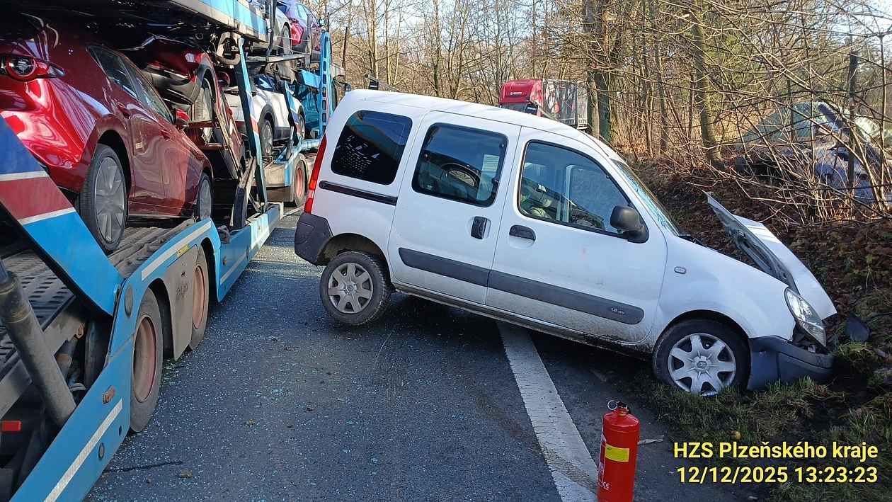 Nehoda kamionu s osobních autem U Kasejovic - řidič zraněn