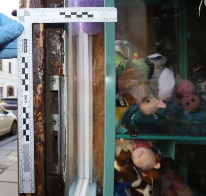 Nejdřív ukradli telefony a Pikachu, pak jen dokumenty za deset korun. Skončili v rukou policie