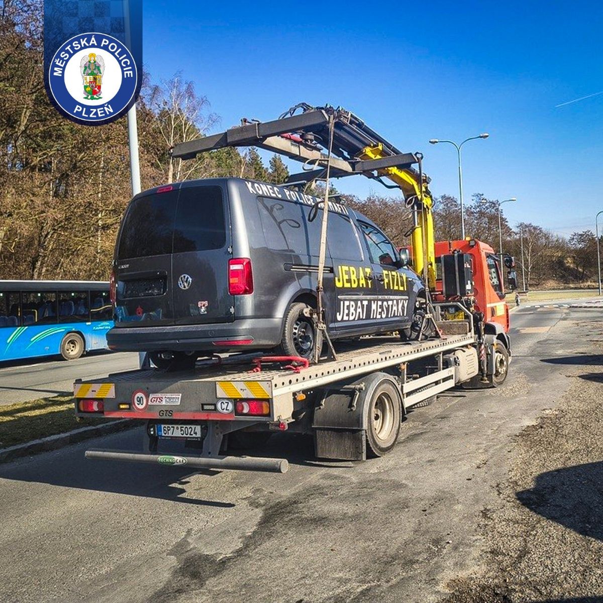 „Nespokojený občan“ blokoval výjezd u FN Lochotín. Strážníci ho odtáhli