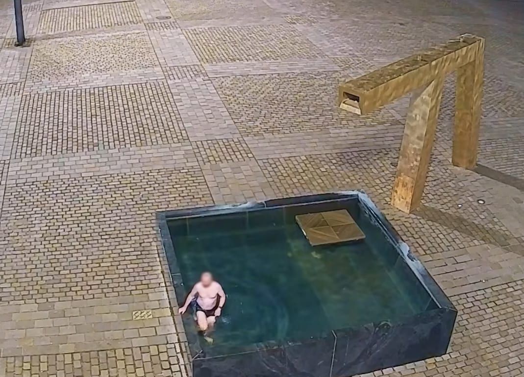 Noční koupel v kašně skončila pádem. Muže v centru Plzně odhalila čidla i kamery (video)
