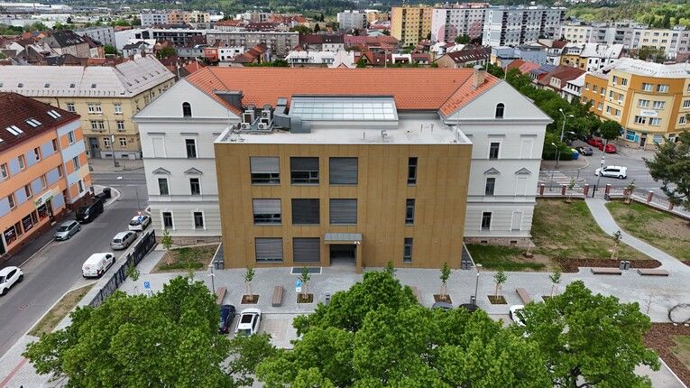 Nová radnice na Čtyřce má interiéry od Sutnarky. Studenti navrhli síň i zastupitelský sál
