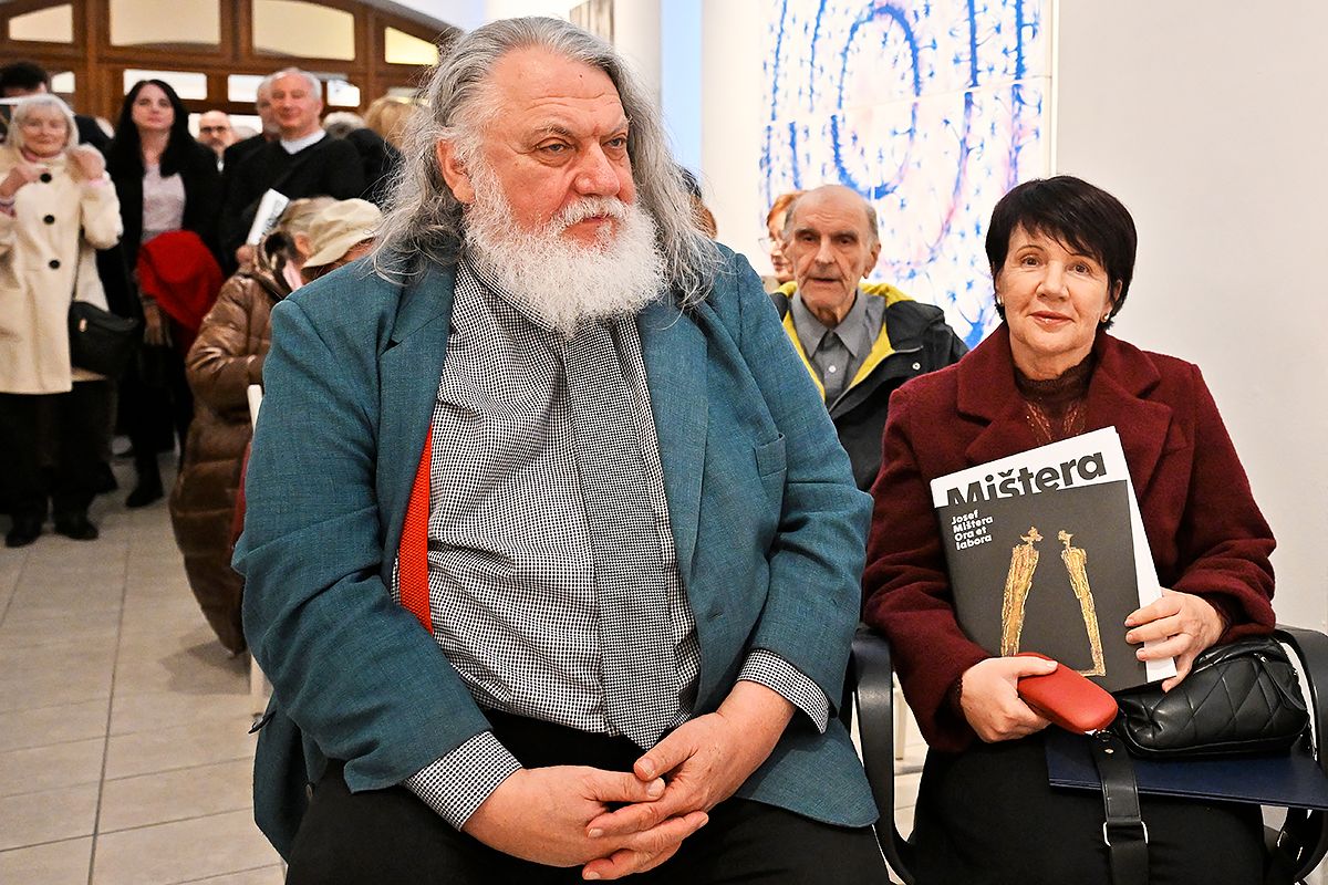 Nové práce Josefa Mištery zaplnily Galerii města Plzně. Přijďte i na jógu