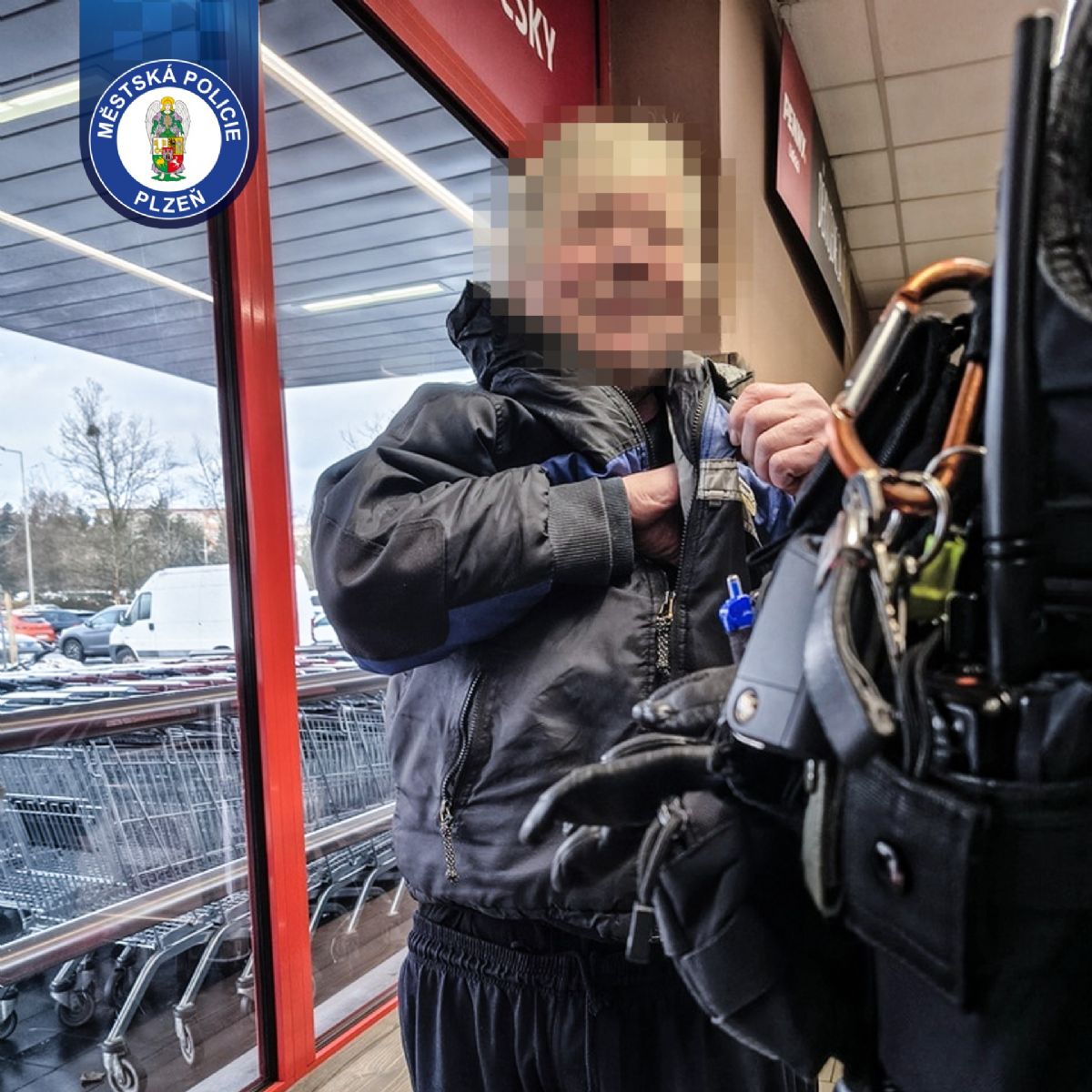 Opilec na Lidické vykonával potřebu v prodejně, vypil tam pivo a ukradl křen