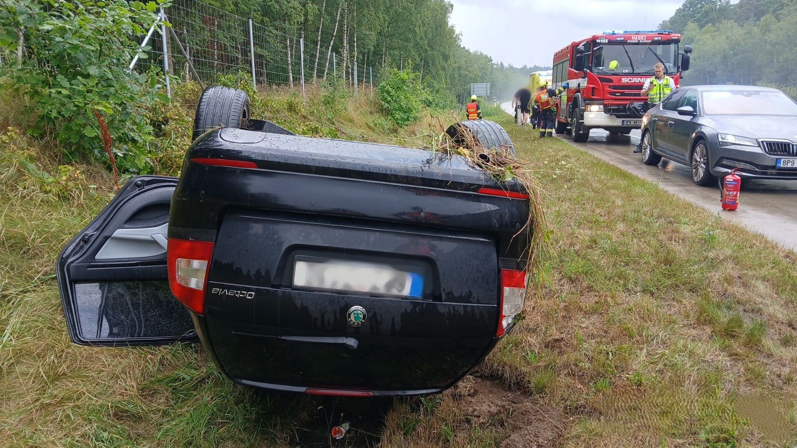 obrázek: Opilý řidič na D5 poslal škodovku na střechu