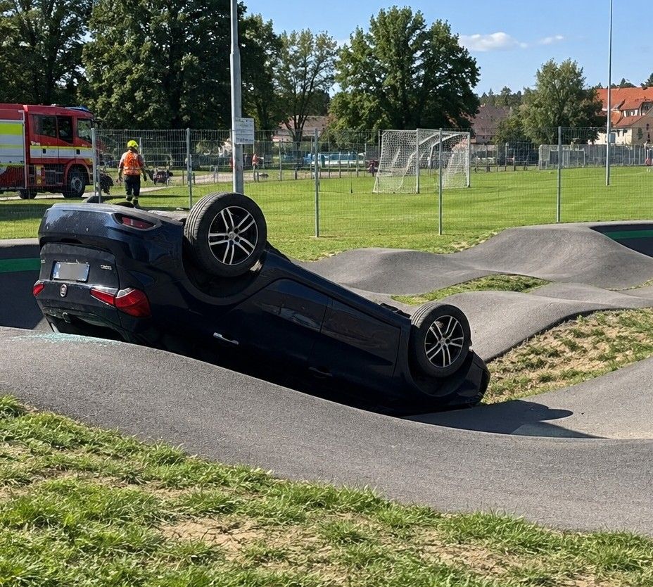 Opilý řidič „zaparkoval“ na střeše v pumptracku ve Stodě. Překážky prý vůbec neviděl  