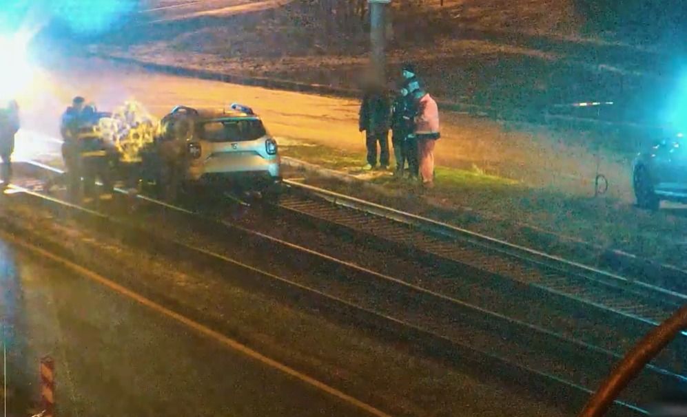 Opilý senior uvízl s Dacií na tramvajových kolejích v Plzni