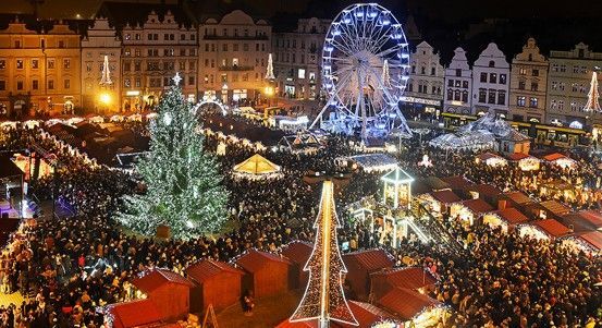 Plzeň rozsvítila vánoční strom a oslavila 100 let tradice stromků