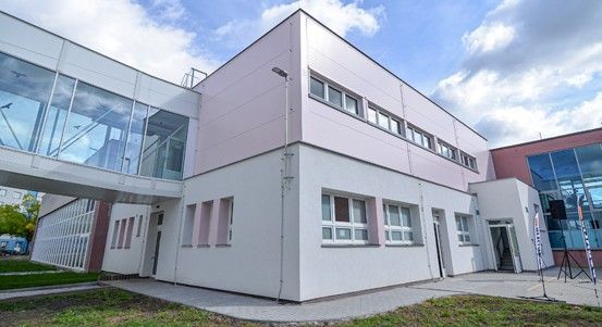 Plzeňská Růžovka se proměnila. Nový pavilon za 61 milionů nabízí šest moderních učeben