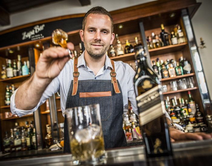 Plzeňský barman ovládl evropský šampionát s koktejlem Green Peace