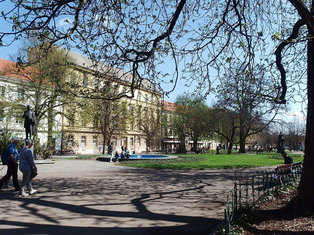 Policie hledá svědky. Jezdec na kradené koloběžce v Kopeckého sadech srazil ženu a utekl