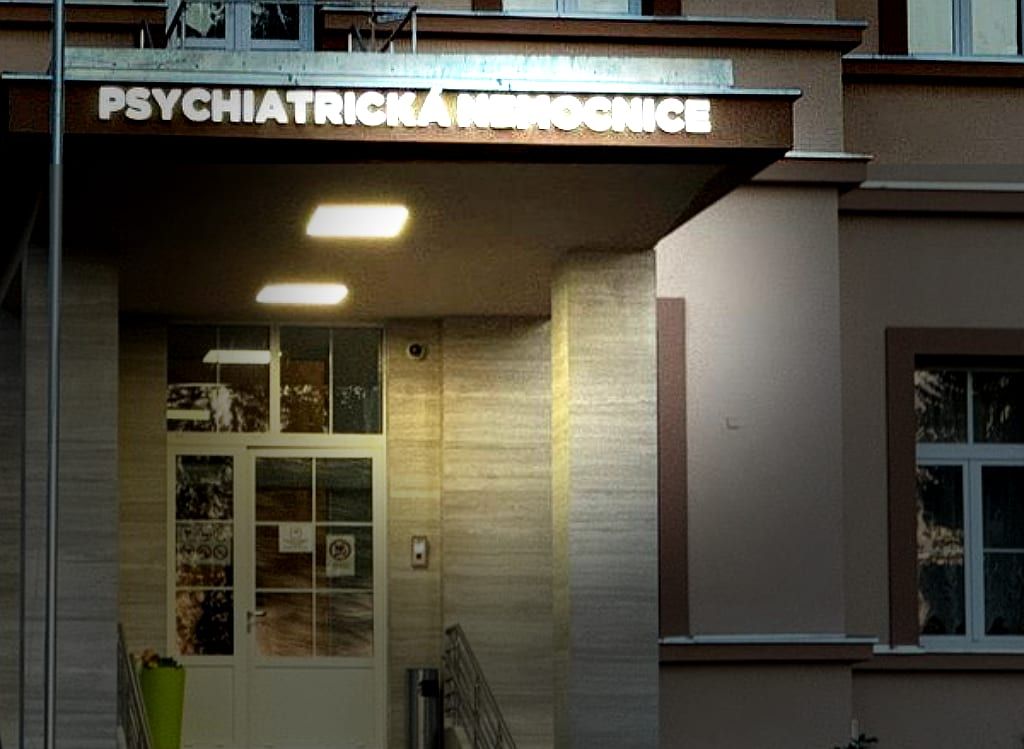 Škrtil ho do bezvědomí. Policie řeší útok v psychiatrické léčebně jako pokus o vraždu