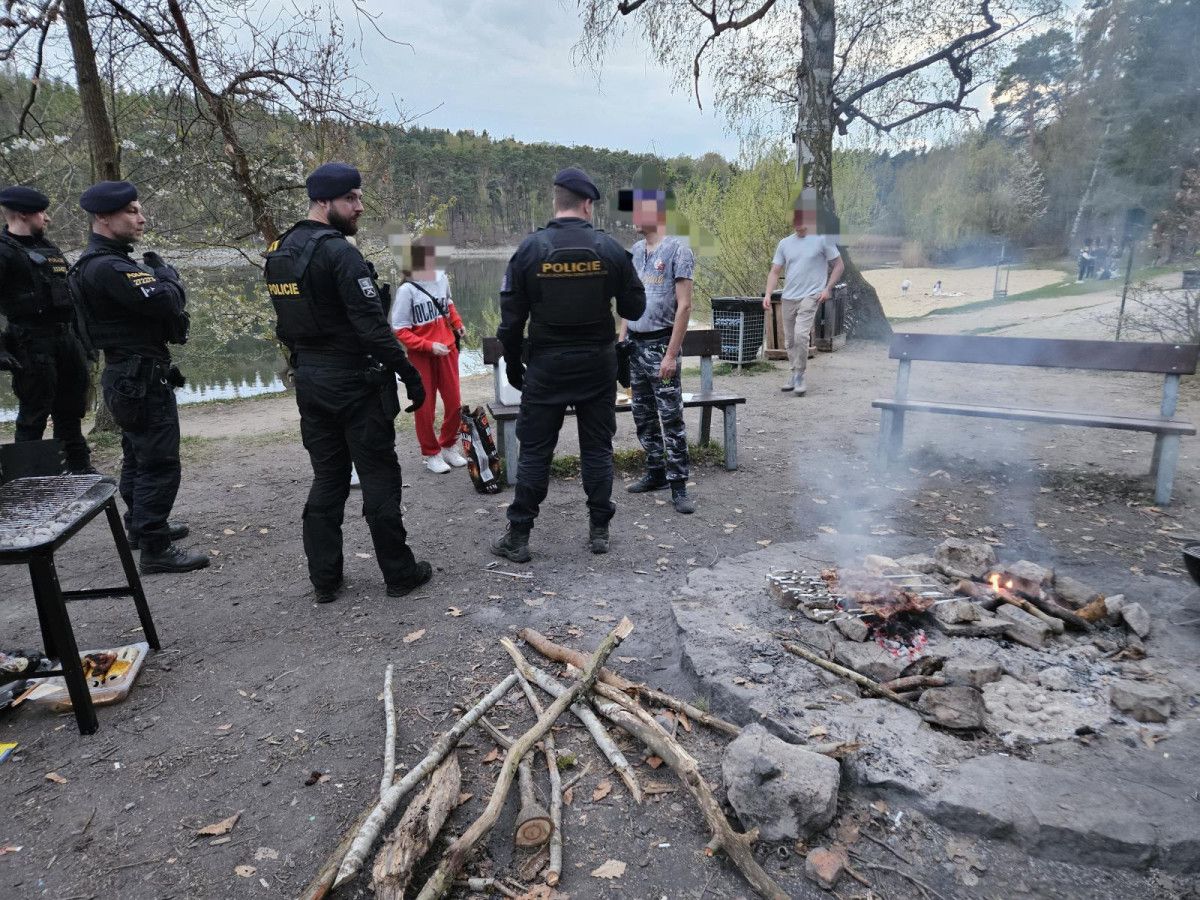 Policie v Plzni kontrolovala stovky lidí. Pomáhala i cizinecká jednotka