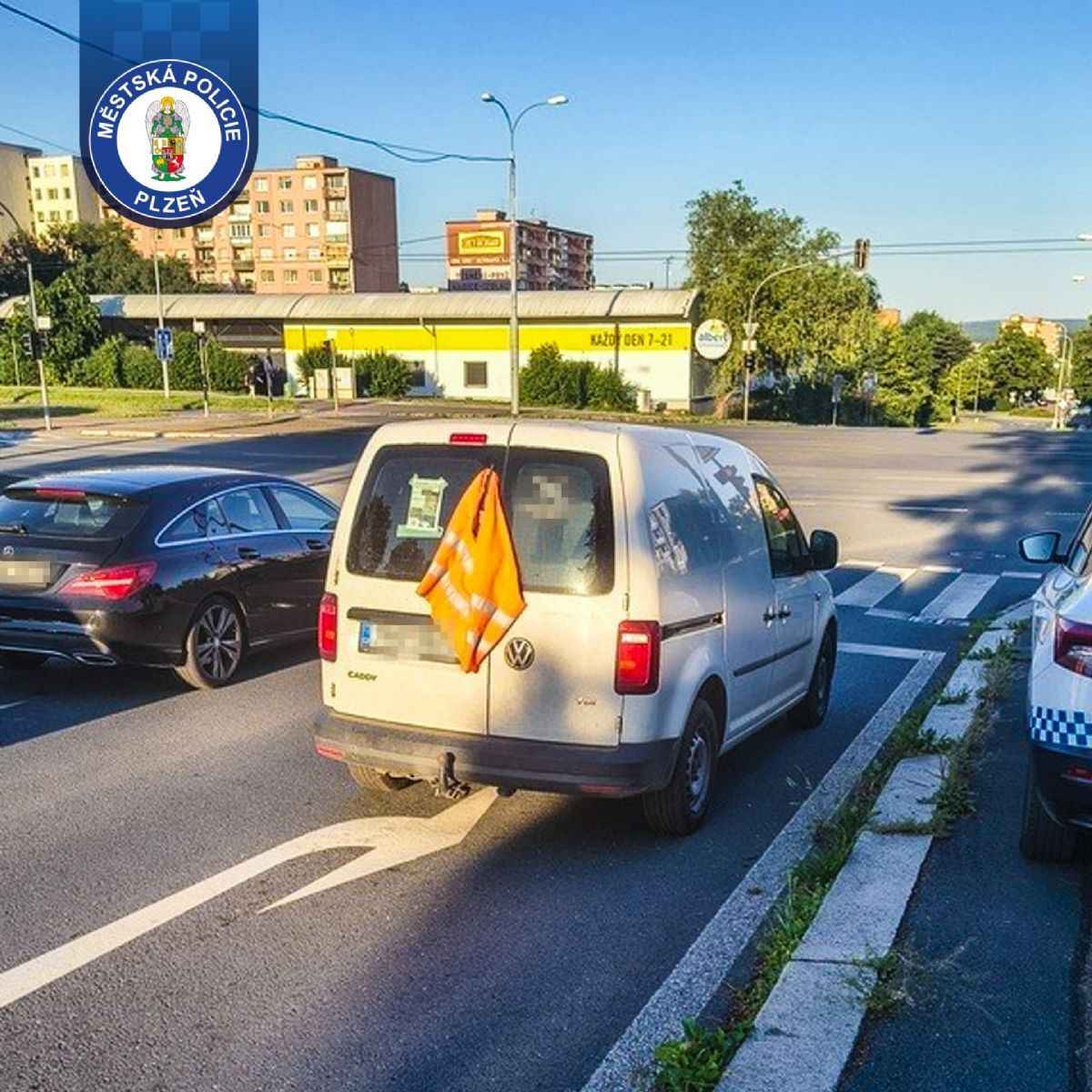Porouchaná dodávka blokovala pruh. Technická propadlá, trojúhelník žádný a řidič čekal v pivnici