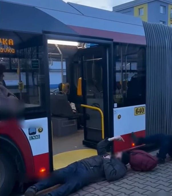 Řidič autobusu v Plzni vyhodil dva opilce, cestující mu zatleskali