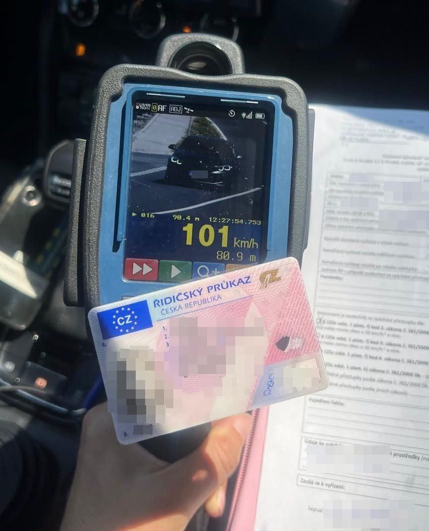 Řidička v BMW se proháněla Nekmíří rychlostí 101 km/h, policisté jí zadrželi řidičák
