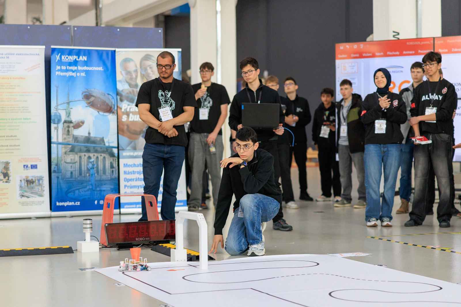 Robotická soutěž v Plzni přilákala týmy ze sedmi zemí. Zlato bere Planá