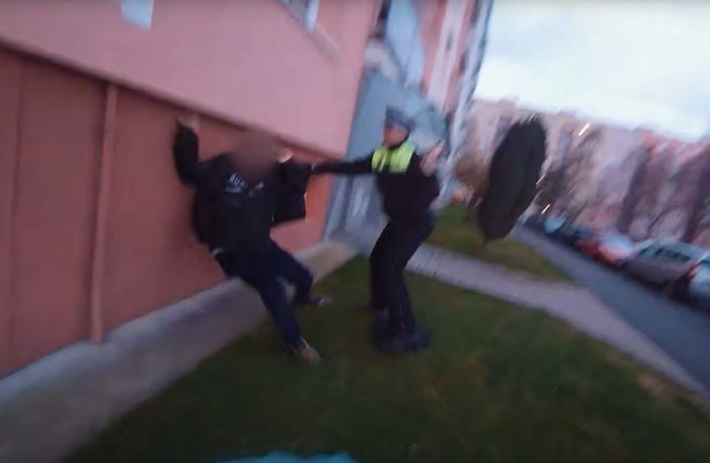 Rvačka před Albertem v Plzni. Agresor napadl dvě ženy a skončil v poutech (video)