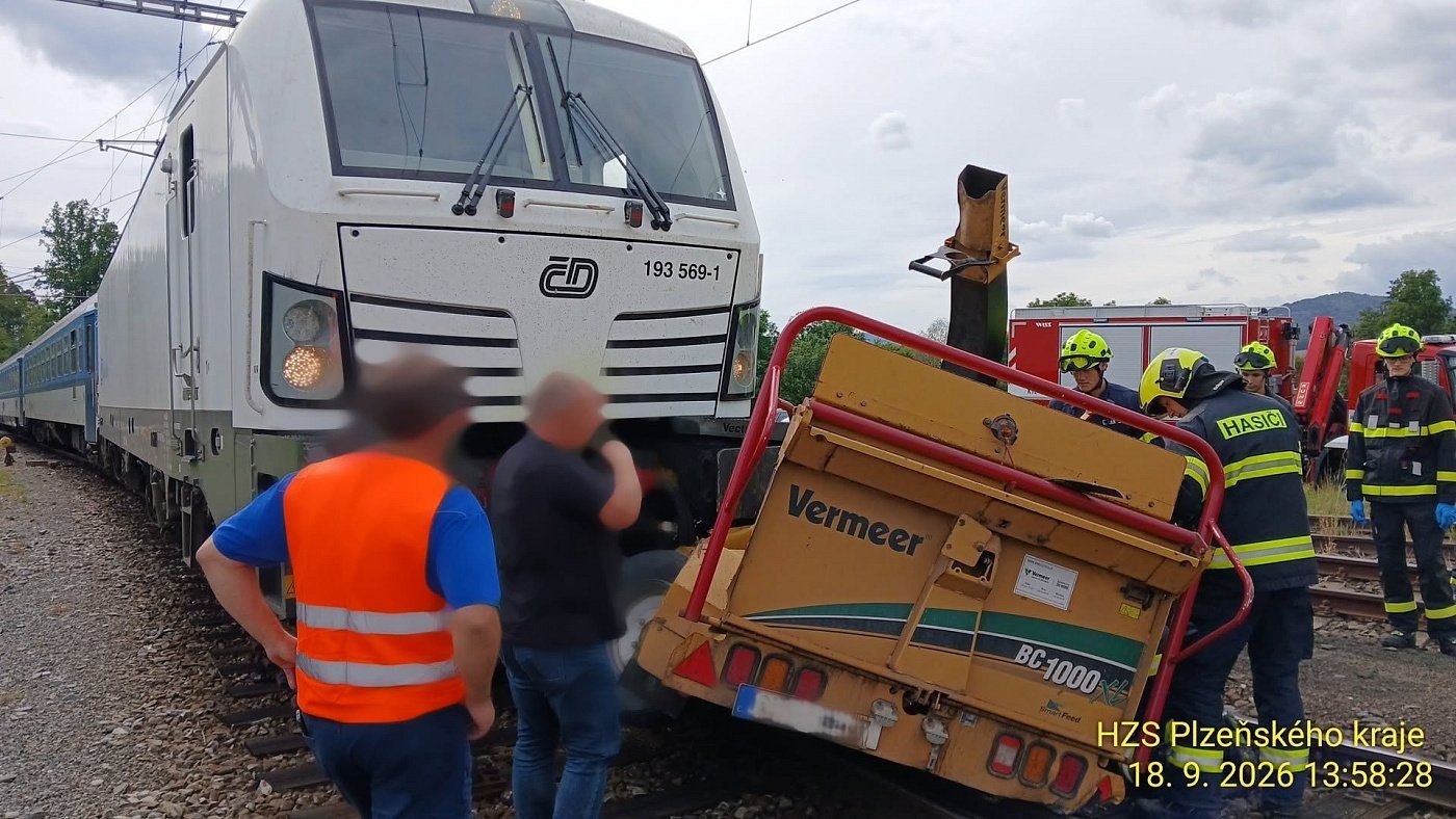 Rychlík u Švihova narazil do přívěsu štěpkovače. Provoz na trati zastavila poškozená výhybka