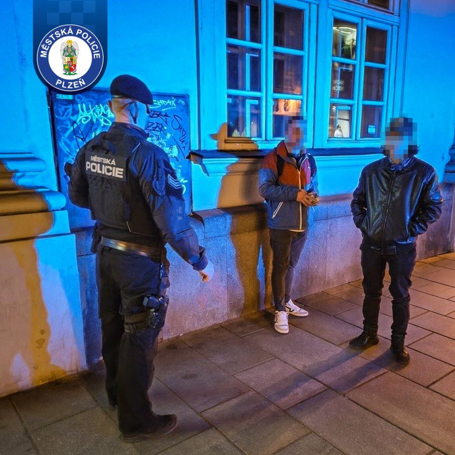 Spletl si Plzeň s Kolumbií. Vysvětlení nočního vandalství strážníky nepřesvědčilo