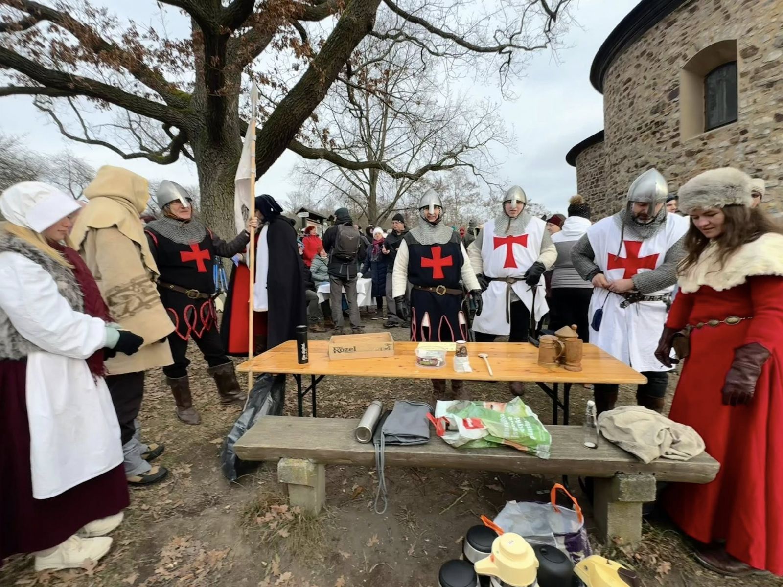 Starý Plzenec ostartoval oslavy 1050 let novoročním přípitkem u rotudny