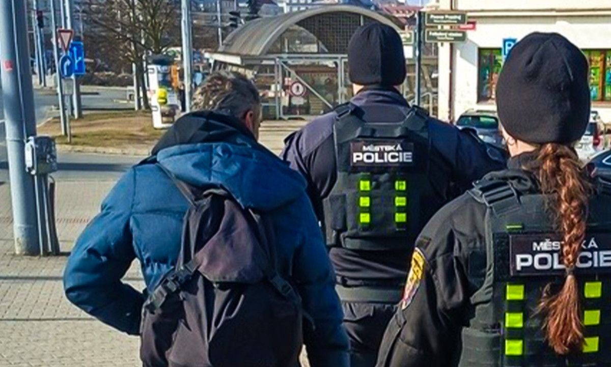 Strážníci našli u nádraží dva hledané muže