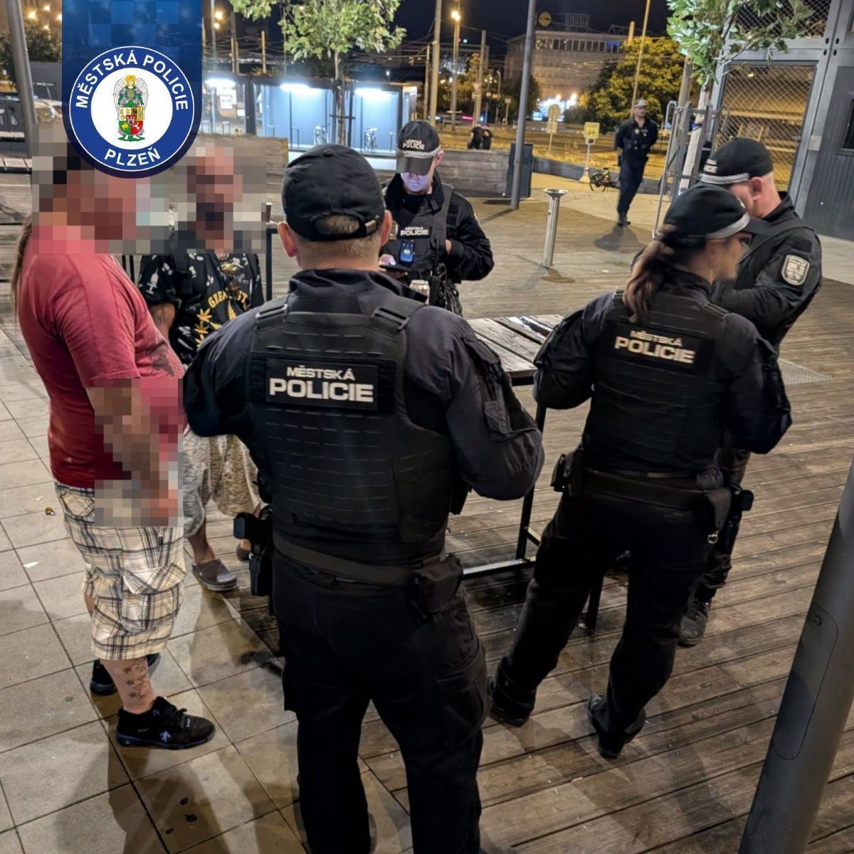 Strážníci v centru Plzně hlídají noční klid. Alkohol u nezletilých zjistili během večera pětkrát