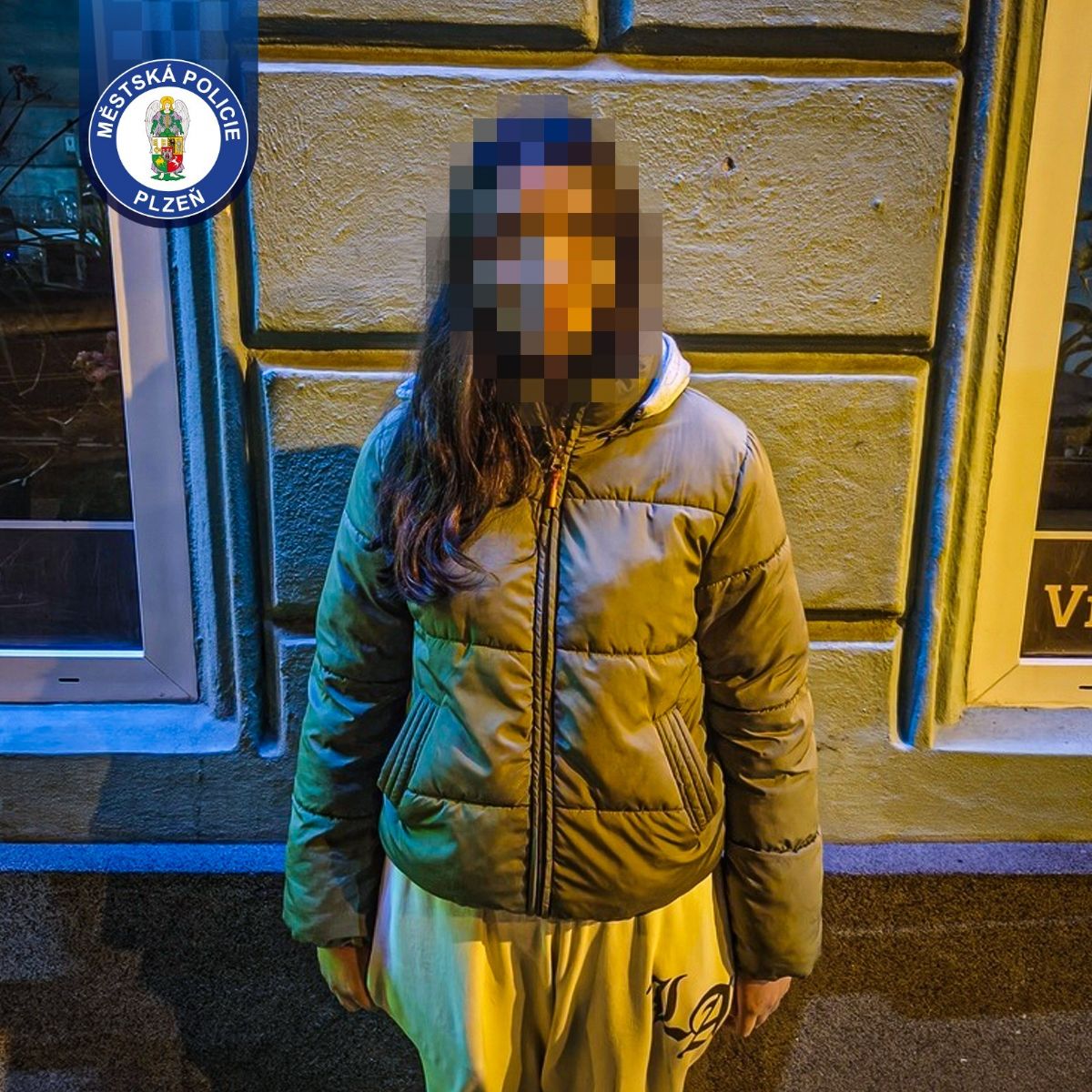 Strážníci v Plzni dopadli hledanou školačku a uprchlého mladíka