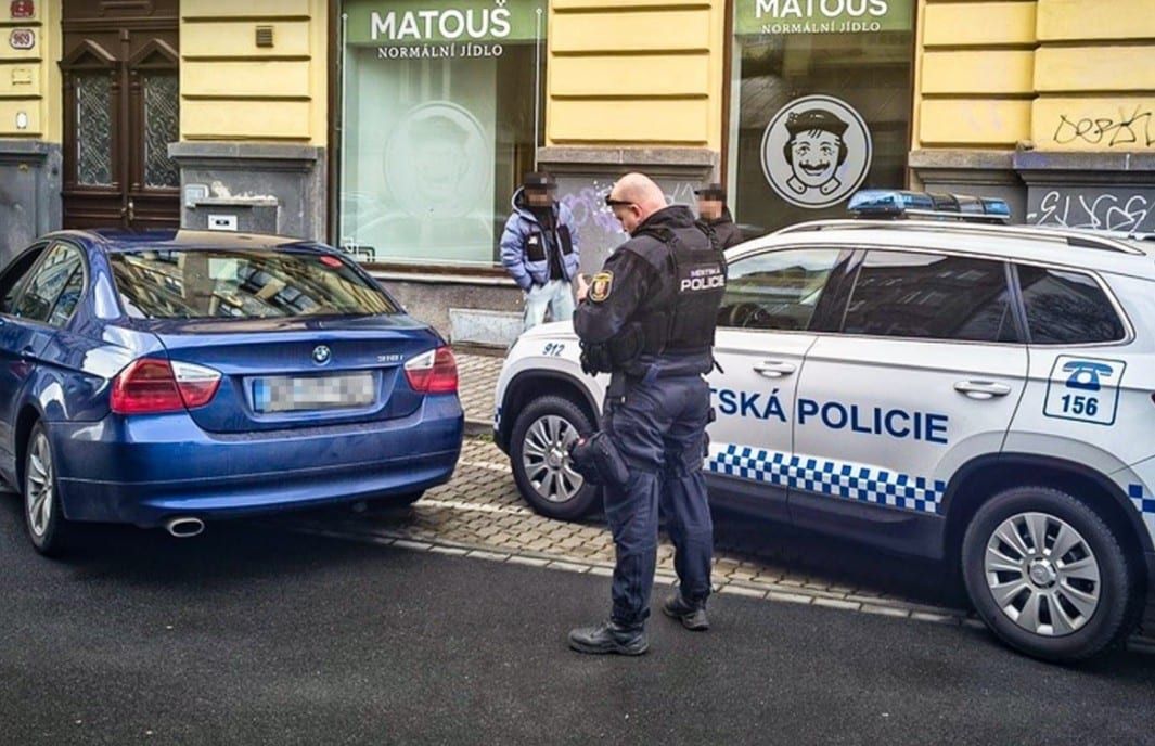 Strážníci v Plzni pronásledovali řidiče BMW. Neměl oprávnění a test ukázal amfetamin