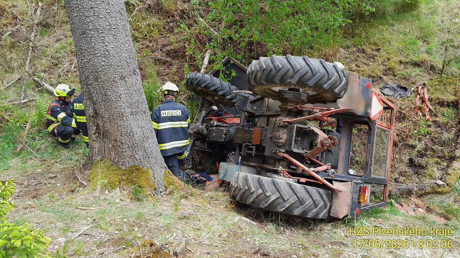 Traktor v lese sjel ze srázu a zavalil seniora. Hasiči ho vyprostili pomocí nafukovacích vaků