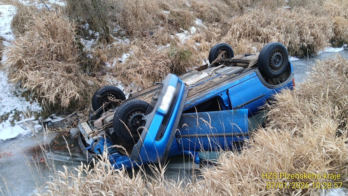 U Dnešic se objevil převrácený Opel v potoce, řidič zmizel