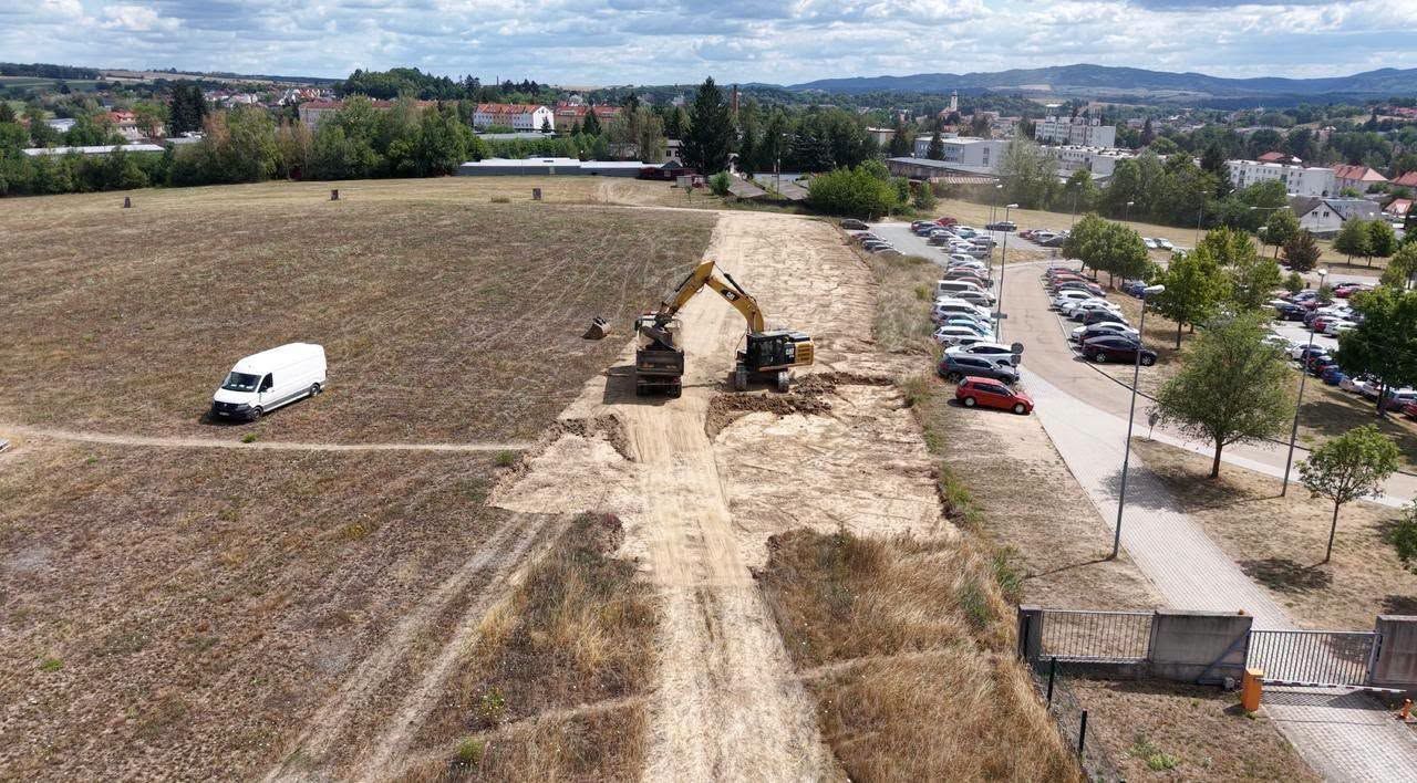 U Domažlické nemocnice vzniká 80 parkovacích míst. Uvolní stání pro pacienty