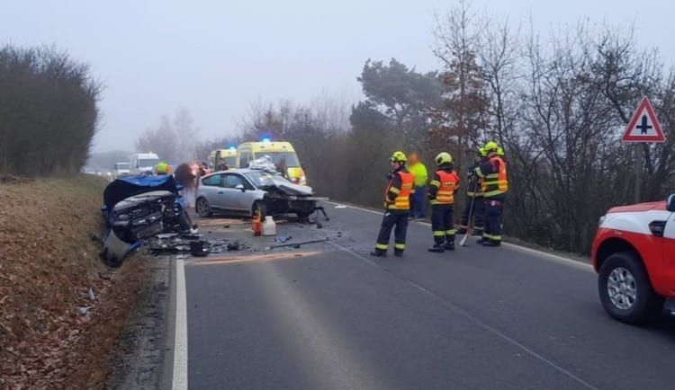 U Dýšiny se čelně srazila dvě auta, dva zranění skončili v péči záchranářů