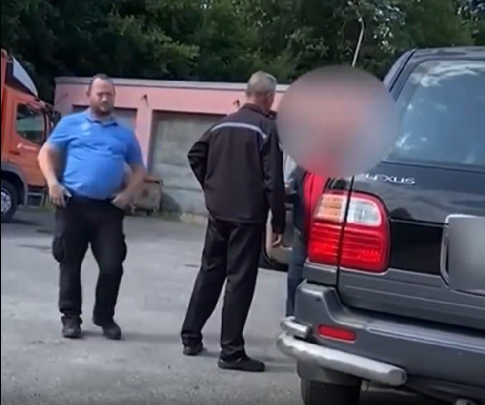 Ukrajinec, který v Tachově vyhrožoval strážníkům, může dostat až tři roky (video)