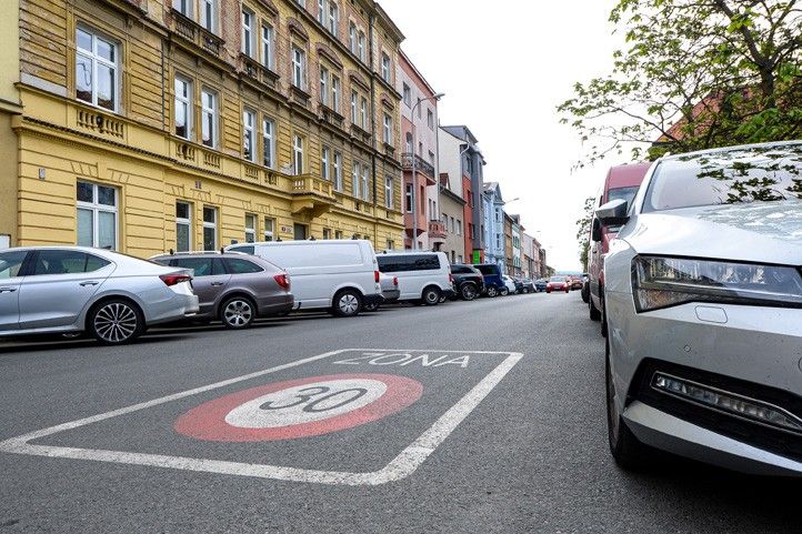 V Plzni přibývají zóny 30. Řidiče nově upozorní i velké nápisy na vozovce