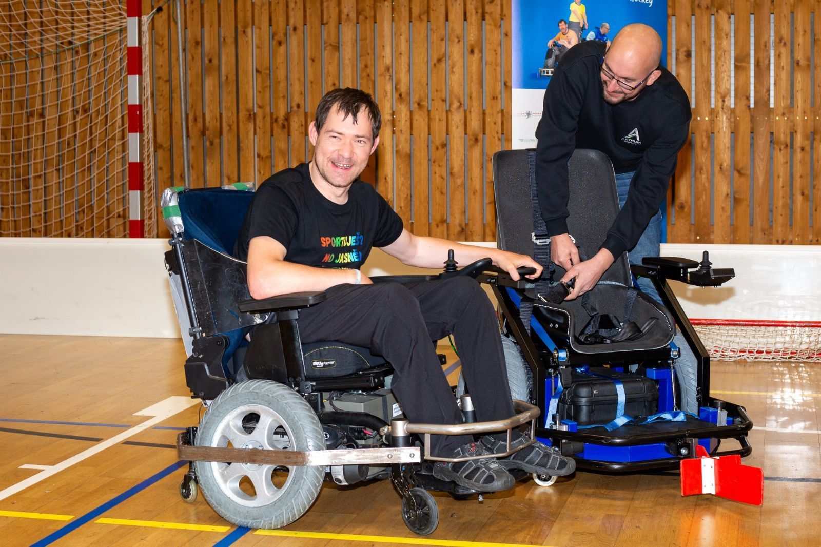 V Plzni vyvinuli unikátní sportovní vozíky. Hendikepovaným hráčům mohou změnit hru