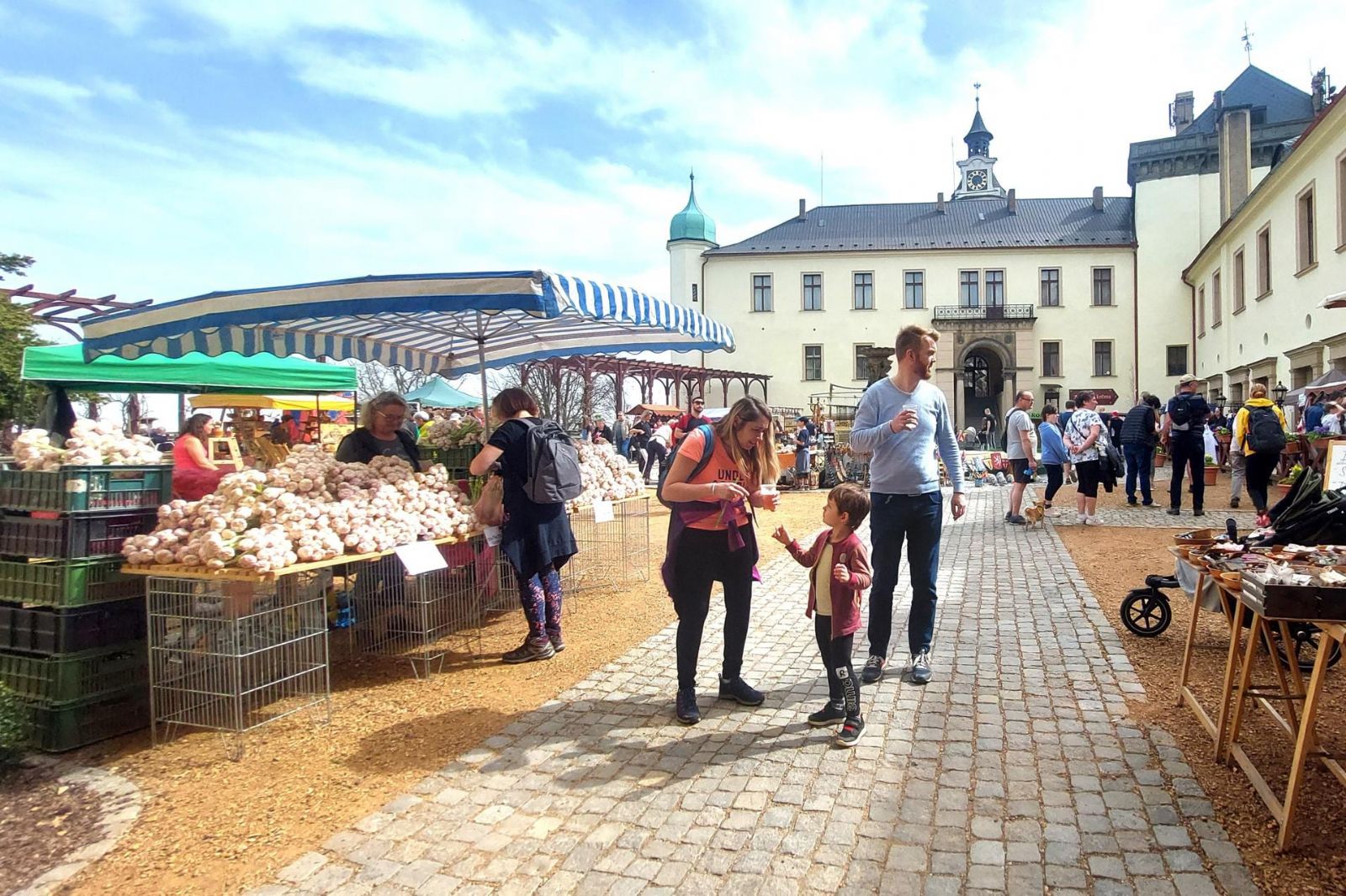 Velikonoční jarmark na zámku Zbiroh nabídne víno, řemesla a zelené pivo