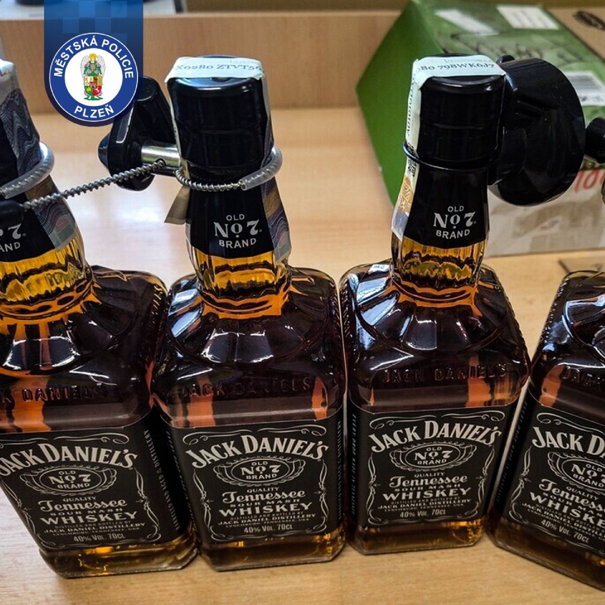 Velký milovník Jacka Daniel’se, menší příznivec placení. Se čtyřmi lahvemi daleko nedošel