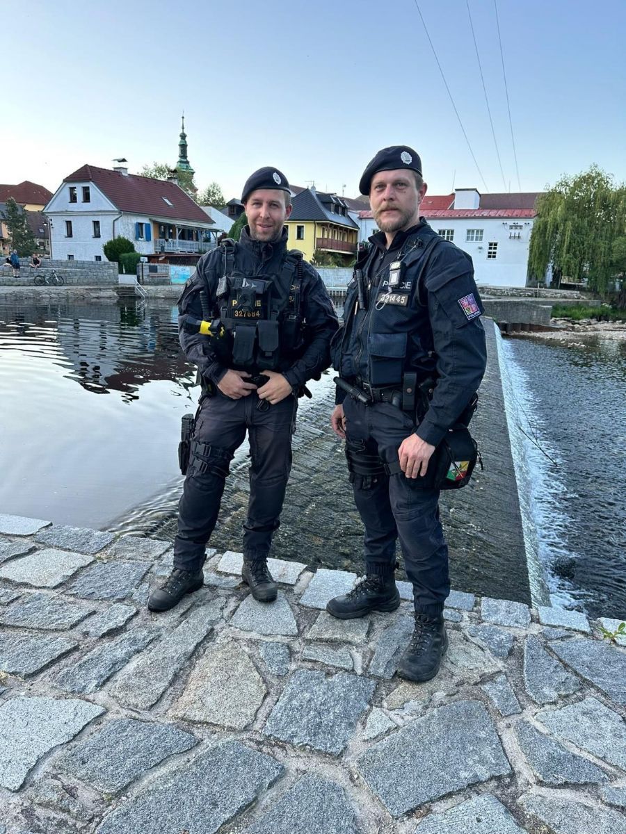 Všímavost zachránila tonoucího muže. Ženy skočily do Otavy, policisté ho dostali na břeh