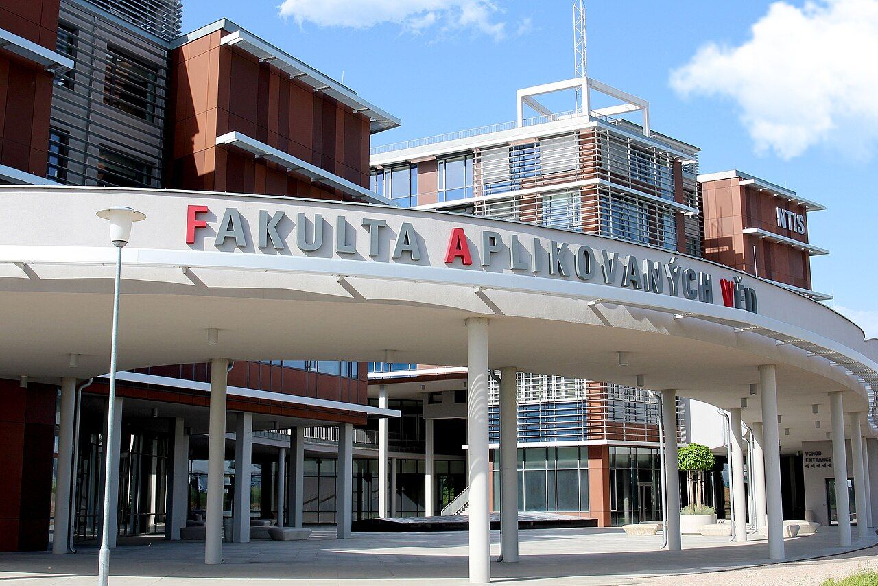 ZČU posiluje bezpečnost - nouzová tlačítka, turnikety a detektory