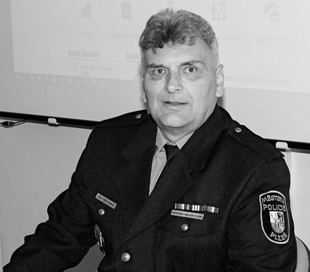 obrázek: Zemřel bývalý velitel plzeňských strážníků Luděk Hosman. Čest jeho památce