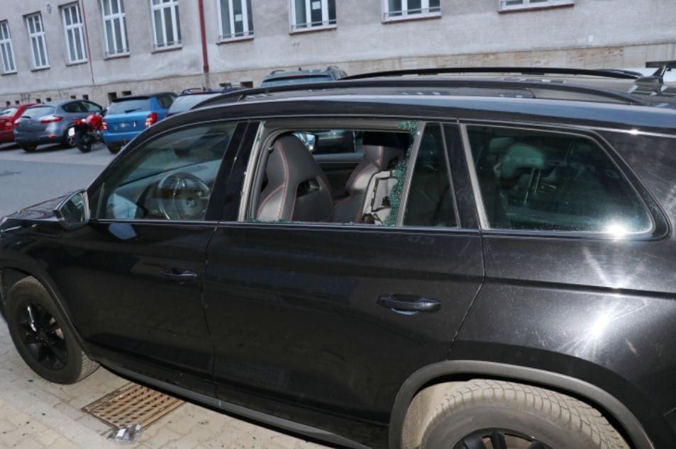 Zloděj v Kollárově ulici rozbil okno auta a zmizel s 50 tisíci. Stačila chvíle nepozornosti