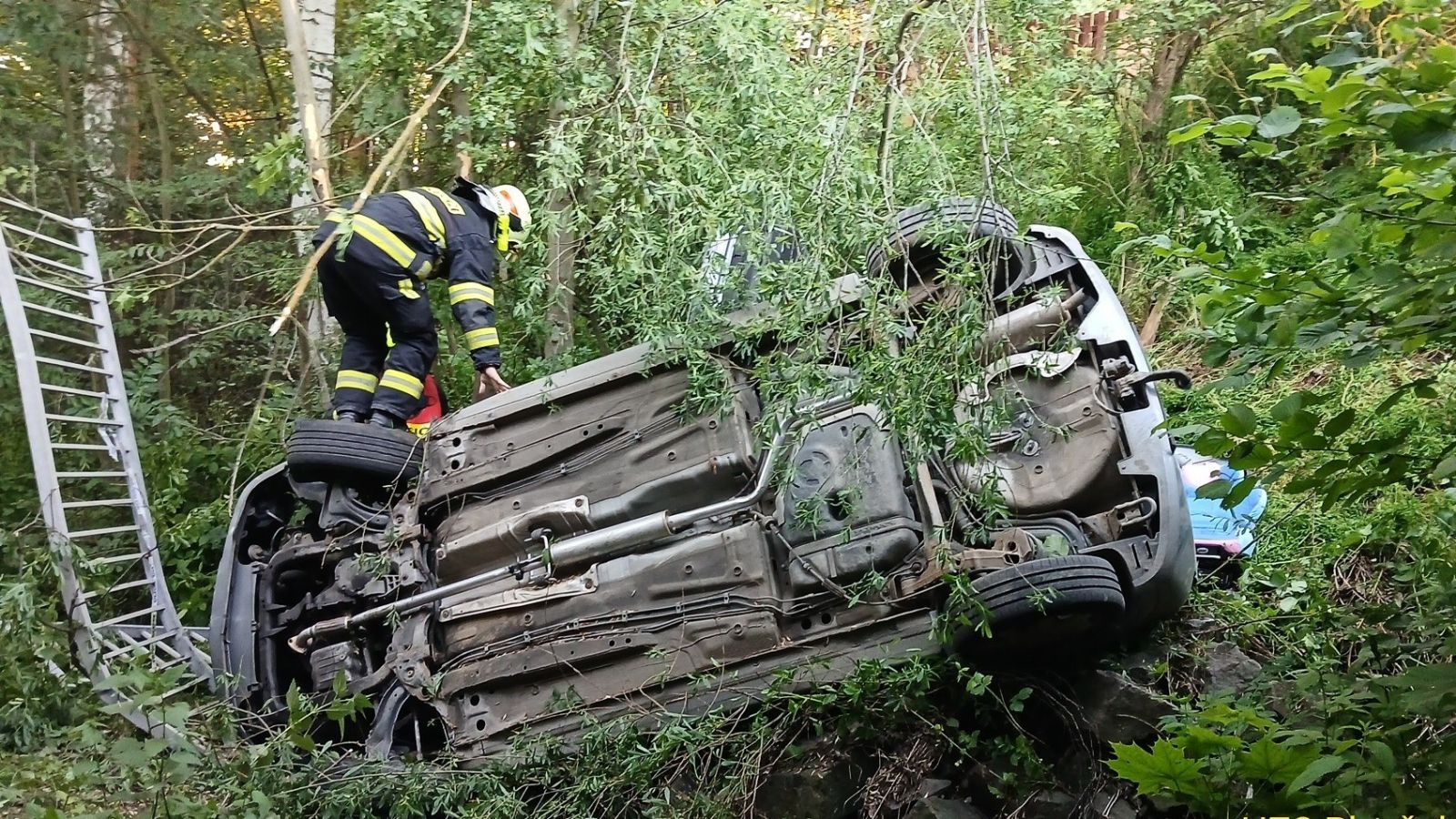 Auto na severním Plzeňsku prorazilo zábradlí a skončilo v potoce. Řidička vyvázla bez zranění